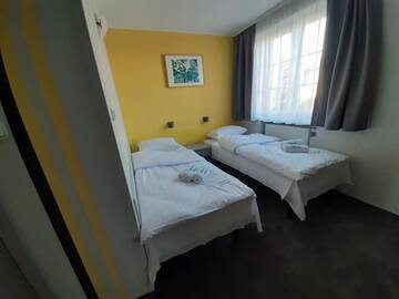 Фото номера Стандартный двухместный номер с 2 отдельными кроватями Отель Hotel Jabłoński г. Доротово 2