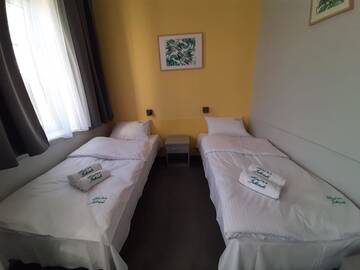 Фото номера Стандартный двухместный номер с 2 отдельными кроватями Отель Hotel Jabłoński г. Доротово 3